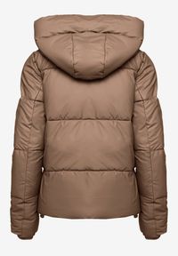 Born2be - Brązowa Pikowana Kurtka o Prostym Kroju z Kapturem i Kieszeniami Leolea. Okazja: na spacer, na co dzień. Typ kołnierza: kaptur. Kolor: beżowy, brązowy. Materiał: jeans. Sezon: zima. Styl: casual #3