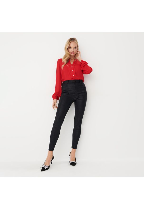 Mohito - Woskowane spodnie skinny - Czarny. Kolor: czarny