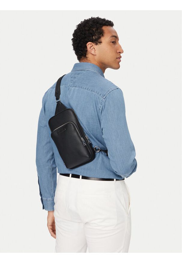 Armani Exchange Saszetka XM000843 AF12134 UC001 Czarny. Kolor: czarny. Materiał: skóra