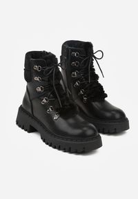 Renee - Czarne Trapery w Casualowym Stylu z Futerkowym Zdobieniem na Języku Taniapea. Okazja: na co dzień. Zapięcie: sznurówki. Kolor: czarny. Materiał: jeans, puch. Szerokość cholewki: normalna. Wzór: aplikacja. Styl: klasyczny, casual, street #4