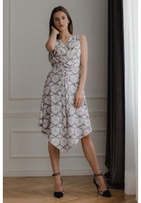 Figl - Asymetryczna Sukienka z Kopertowym Dekoltem - Wzór 113. Materiał: poliester, elastan. Typ sukienki: kopertowe, asymetryczne