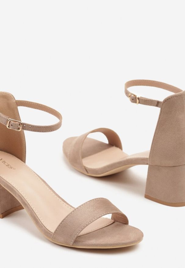 Born2be - Ciemnobeżowe Sandały Vices na Obcasie w Klasycznym Stylu Jelhiris. Okazja: na co dzień. Zapięcie: sprzączka. Kolor: beżowy. Materiał: jeans. Obcas: na obcasie. Styl: klasyczny. Wysokość obcasa: średni