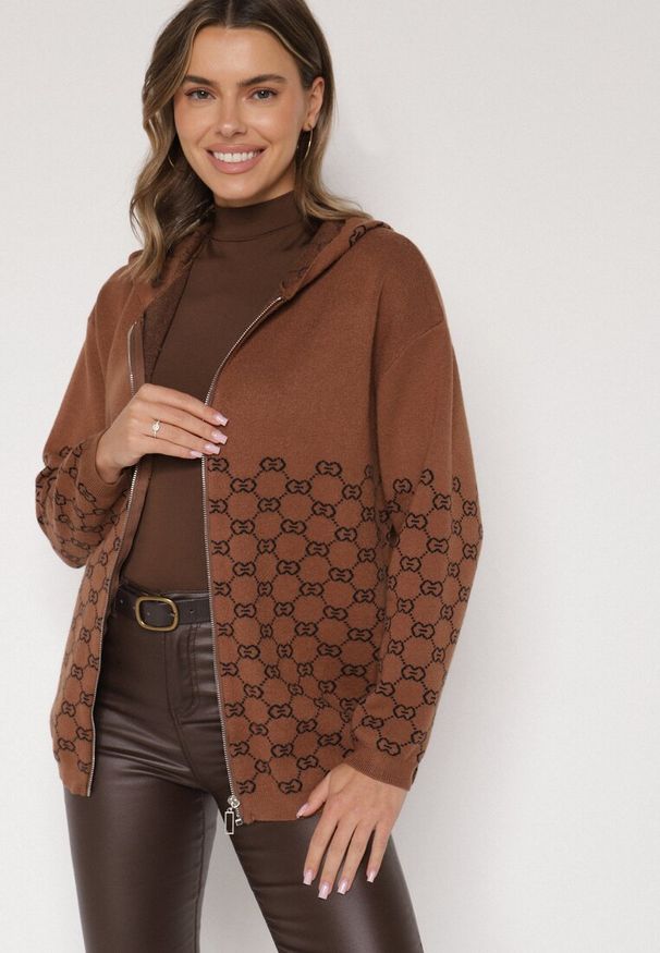 Born2be - Brązowy Kardigan na Suwak z Kapturem i Geometrycznym Motywem Lunetusa. Okazja: na co dzień. Typ kołnierza: kaptur. Kolor: brązowy. Materiał: jeans. Wzór: geometria. Styl: casual, elegancki