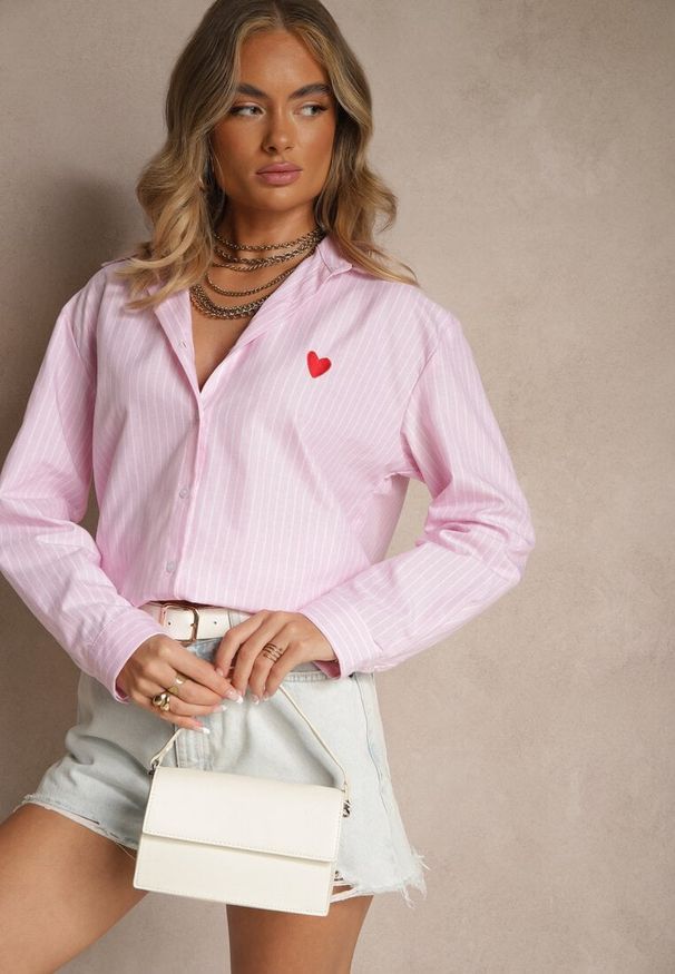 Renee - Różowa Prążkowana Koszula Oversize Zdobiona Haftem w Kształcie Serca Taleniela. Okazja: na co dzień. Typ kołnierza: kołnierzyk klasyczny. Kolor: różowy. Materiał: prążkowany. Długość rękawa: długi rękaw. Długość: długie. Wzór: aplikacja, haft. Styl: klasyczny, elegancki, casual