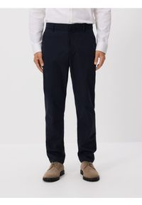 Reserved - Spodnie chino slim fit - granatowy. Kolor: niebieski. Materiał: tkanina, bawełna