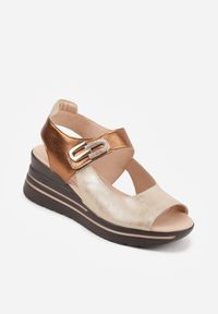 Born2be - Brązowe Sandały ze Skóry Naturalnej na Koturnie z Metaliczną Ozdobą i Cyrkoniami Charevera. Okazja: na co dzień. Zapięcie: rzepy. Kolor: brązowy. Materiał: skóra. Wzór: aplikacja. Obcas: na koturnie. Styl: casual, elegancki #9