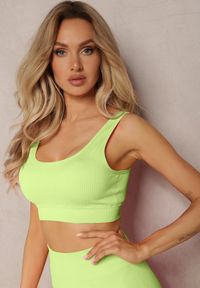 Renee - Jasnozielony Prążkowany Biustonosz Sportowy z Elastycznego Materiału Blunemia. Okazja: na co dzień. Kolor: zielony. Materiał: materiał, prążkowany. Styl: sportowy