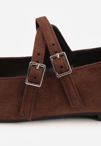 Born2be - Brązowe Balerinki VICES z Imitacji Zamszu z Podwójnym Paskiem z Klamerką Nattosia. Okazja: na co dzień. Zapięcie: pasek. Kolor: brązowy. Materiał: zamsz. Sezon: lato. Styl: casual, elegancki #7