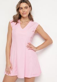 Born2be - Różowa Rozkloszowana Sukienka o Taliowanym Kroju Ellaira. Okazja: na co dzień. Kolor: różowy. Wzór: kolorowy. Styl: casual, elegancki #1