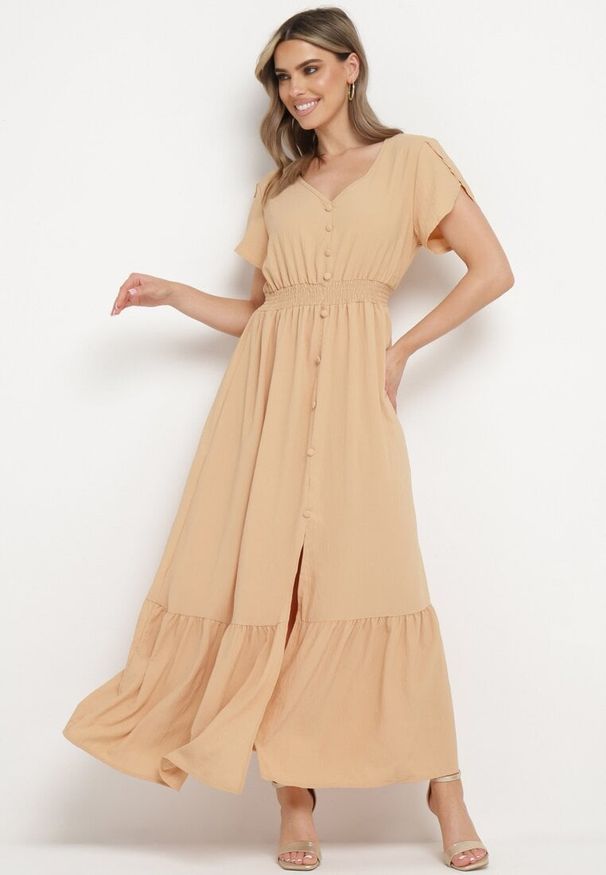 Born2be - Ciemnobeżowa Sukienka z Cienkimi Gumkami w Pasie Ozdobiona Guzikami z Rozcięciem i Falbanką Farcia. Okazja: na co dzień. Kolor: beżowy. Długość rękawa: krótki rękaw. Wzór: aplikacja. Typ sukienki: proste. Styl: casual, elegancki