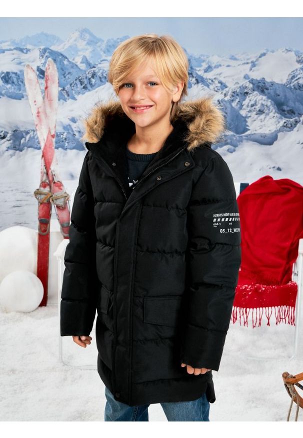 Sinsay - Kurtka ocieplana z kapturem - czarny. Typ kołnierza: kaptur. Kolor: czarny