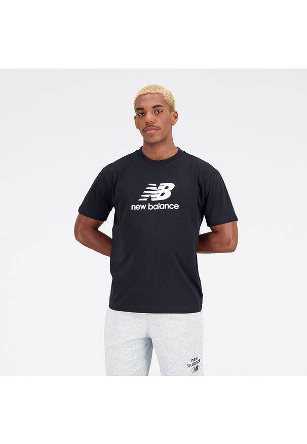 Koszulka męska New Balance MT31541BK – czarna. Kolor: czarny. Materiał: materiał, bawełna, poliester. Długość rękawa: krótki rękaw. Długość: krótkie. Wzór: napisy
