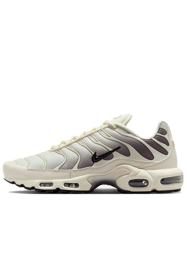 Buty męskie Nike Air Max Plus DM0032-106 - białe. Kolor: biały. Materiał: materiał, syntetyk, guma. Szerokość cholewki: normalna. Sezon: lato. Model: Nike Air Max