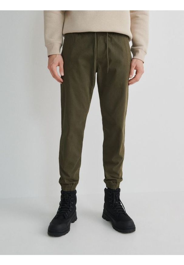 Reserved - Spodnie jogger slim fit - zielony. Kolor: zielony. Materiał: tkanina, bawełna
