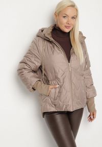 Born2be - Ciemnobeżowa Pikowana Kurtka z Kapturem i Przedłużonym Tyłem Tulunia. Okazja: na spacer. Typ kołnierza: kaptur. Kolekcja: plus size. Kolor: beżowy. Materiał: jeans. Wzór: aplikacja. Styl: elegancki