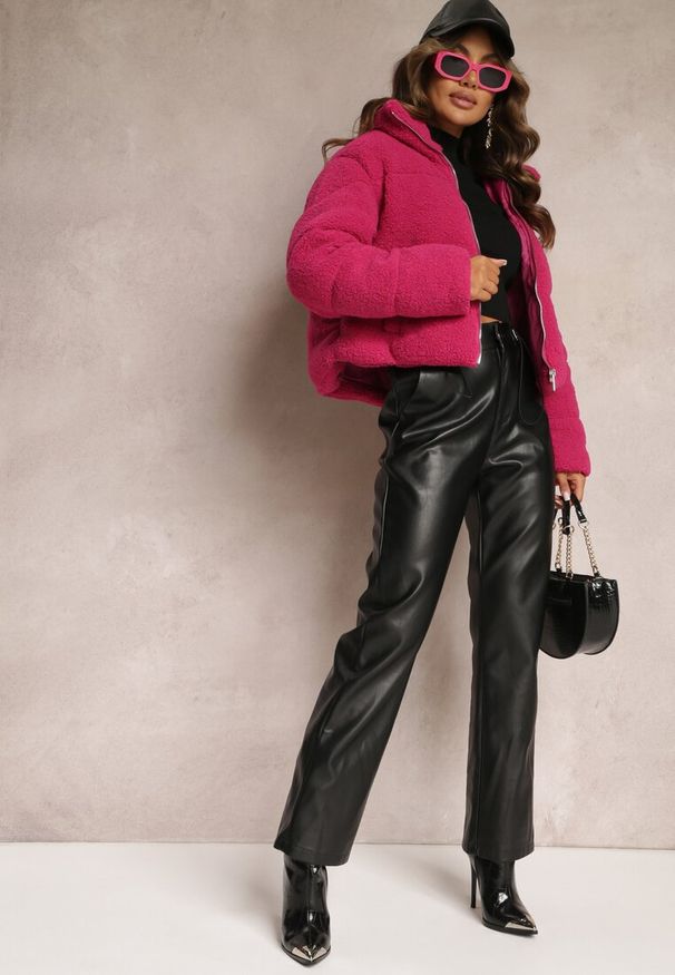 Renee - Fuksjowa Kurtka Futerko Teddy Voicha. Okazja: na co dzień. Kolor: różowy. Materiał: futro. Długość rękawa: długi rękaw. Długość: długie. Styl: wizytowy, casual, elegancki