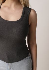 Born2be - Szary Dopasowany Top Bez Rękawów z Wiskozy z Kwadratowym Dekoltem Madu. Okazja: na spacer. Typ kołnierza: dekolt kwadratowy. Kolor: szary. Materiał: wiskoza. Długość rękawa: bez rękawów. Sezon: lato. Styl: elegancki, klasyczny #3