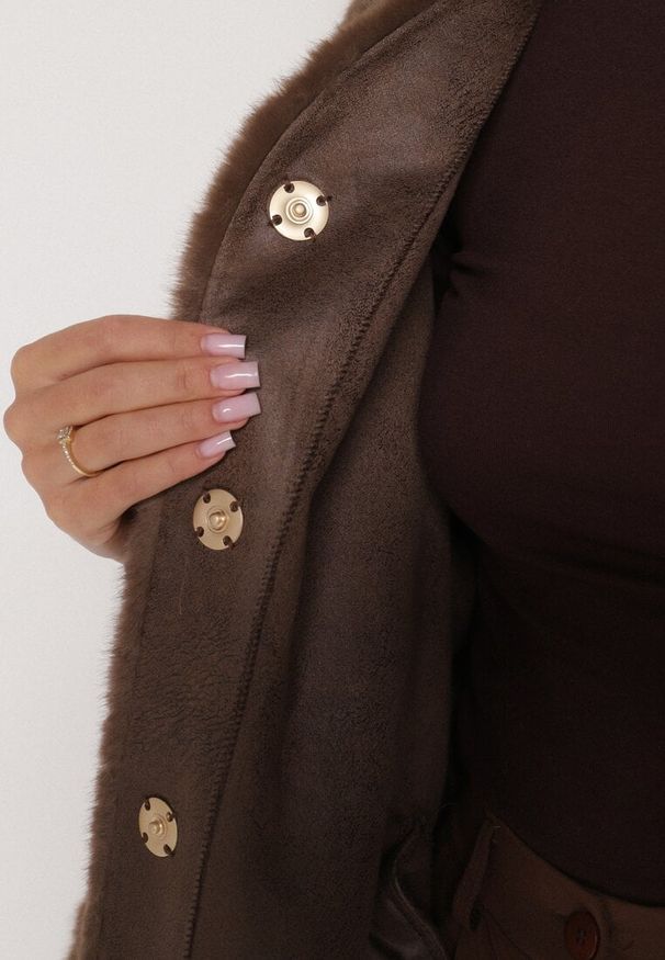 Born2be - Brązowe Ponczo z Futerkiem i Wiązanym Paskiem Monalena. Okazja: do pracy, na co dzień, na spotkanie biznesowe. Kolor: brązowy. Materiał: futro. Styl: casual, elegancki, biznesowy