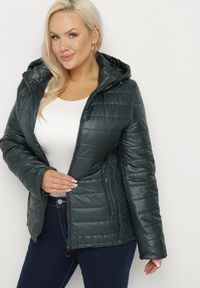 Born2be - Ciemnozielona Pikowana Kurtka z Opinanym Kapturem i Wstawkami z Gumek Terilinde. Okazja: na co dzień. Kolor: zielony. Styl: elegancki, casual #4