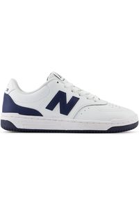 Buty dziecięce New Balance GSB80WB – białe. Okazja: na uczelnię, na co dzień. Kolor: biały. Materiał: syntetyk, materiał. Szerokość cholewki: normalna. Sport: turystyka piesza