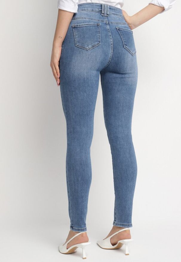 Born2be - Niebieskie Dopasowane Jeansy z Bawełną Wysokim Stanem i Ozdobnymi Guzikami Felandra. Okazja: na co dzień. Stan: podwyższony. Kolor: niebieski. Styl: elegancki, casual