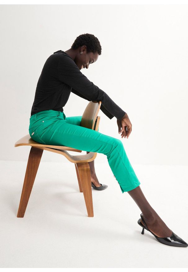 bonprix - Wygodne spodnie ze stretchem z bawełny. Kolor: zielony. Materiał: bawełna