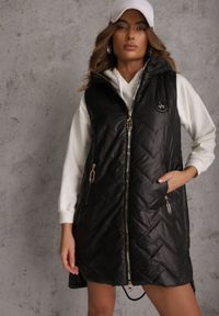 Renee - Czarna Długa Kamizelka Pikowana z Nieodpinanym Kapturem Semaea. Kolor: czarny. Materiał: prążkowany, jeans. Długość: długie. Styl: street #7