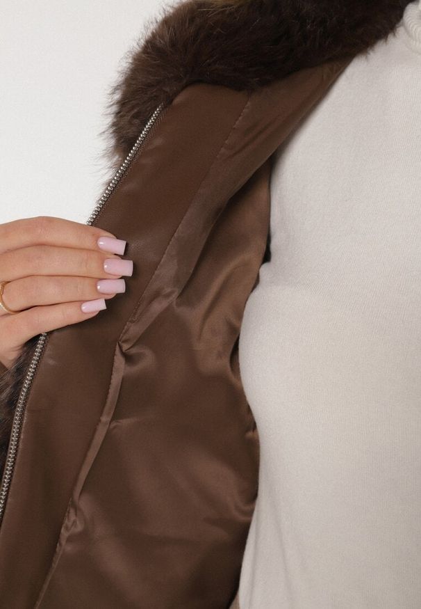 Born2be - Brązowa Kurtka Futerko o Prostym Kroju z Zapięciem na Suwak Tusiviela. Okazja: na co dzień. Typ kołnierza: golf. Kolor: brązowy. Materiał: futro. Styl: casual, elegancki