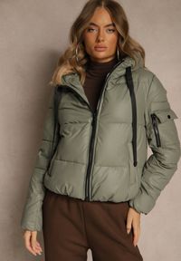 Renee - Zielona Kurtka Puffer z Pikowanymi Przeszyciami i Kapturem Renaria. Okazja: na co dzień. Typ kołnierza: kaptur. Kolor: zielony. Materiał: jeans, poliester. Sezon: zima. Styl: casual