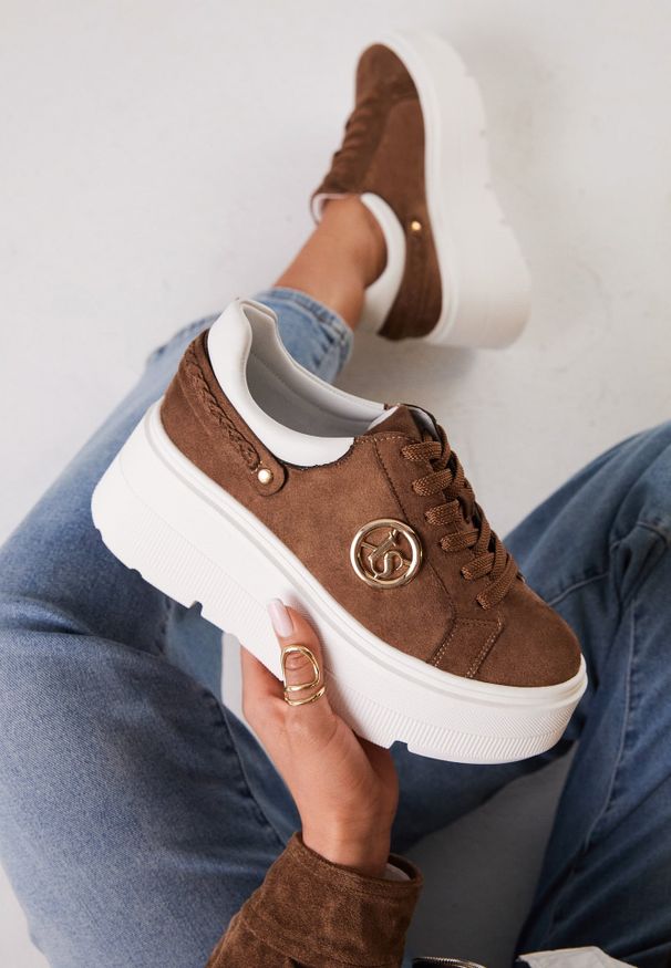 Renee - Jasnobrązowe Sneakersy Vices na Platformie Ozdobione Metaliczną Aplikacją Tatellia. Okazja: na co dzień. Kolor: beżowy. Materiał: jeans. Wzór: aplikacja. Obcas: na platformie