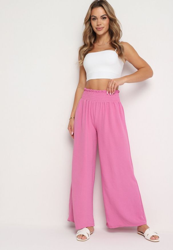 Born2be - Różowe Szerokie Spodnie z Wysokim Stanem Wykończone Gumką w Pasie Risinassa. Okazja: na spotkanie biznesowe. Stan: podwyższony. Kolor: różowy. Styl: biznesowy