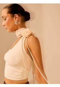 Sinsay - Bawełniany top z dekoltem halter - kremowy. Typ kołnierza: dekolt halter. Kolor: kremowy. Materiał: bawełna #1