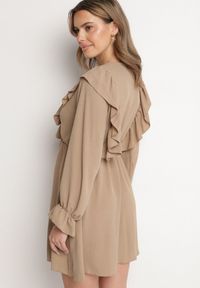 Born2be - Ciemnobeżowa Rozkloszowana Sukienka o Kopertowym Kroju z Falbankami Celonara. Okazja: na imprezę. Typ kołnierza: kołnierz z falbankami. Kolor: beżowy. Typ sukienki: kopertowe. Styl: elegancki #4