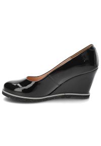 Czarne Czółenka Libero Damskie Buty Na Koturnie. Okazja: do pracy, na spotkanie biznesowe. Kolor: czarny. Materiał: skóra, lakier. Szerokość cholewki: normalna. Wzór: aplikacja. Obcas: na koturnie. Styl: biznesowy #7