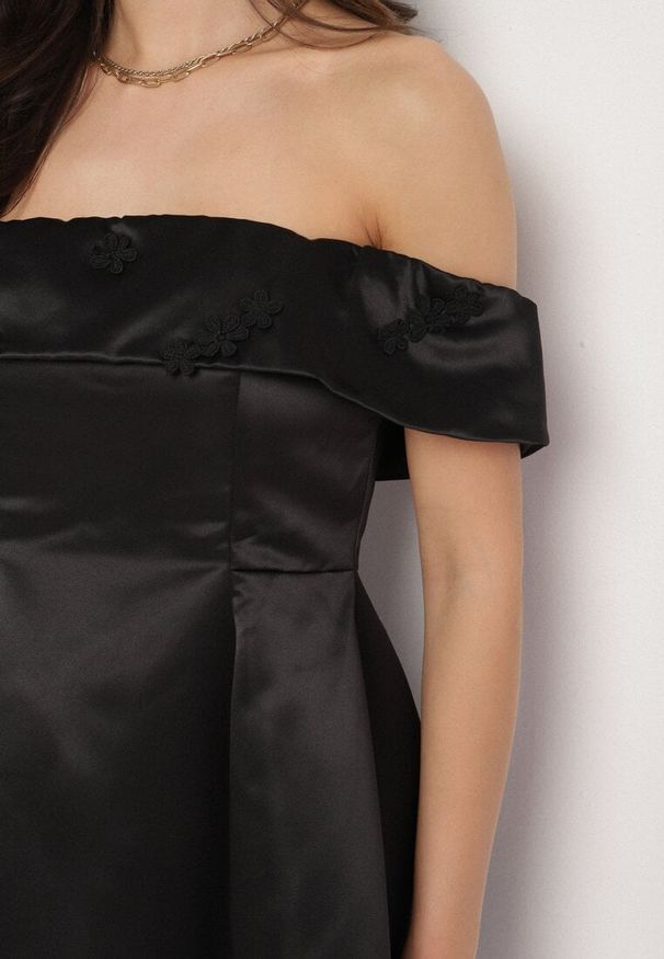 Born2be - Czarna Satynowa Sukienka Hiszpanka Vices z Kwiatowymi Aplikacjami Fennalisa. Okazja: na wesele, na ślub cywilny, na imprezę. Typ kołnierza: dekolt hiszpanka. Kolor: czarny. Materiał: satyna. Wzór: aplikacja, kwiaty. Sezon: lato