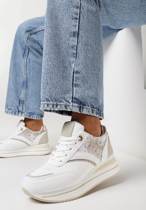 Born2be - Biało-Beżowe Sneakersy na Grubej Podeszwie Zdobione Brokatem i Naszywkami Gevia. Okazja: na co dzień. Kolor: biały. Wzór: aplikacja