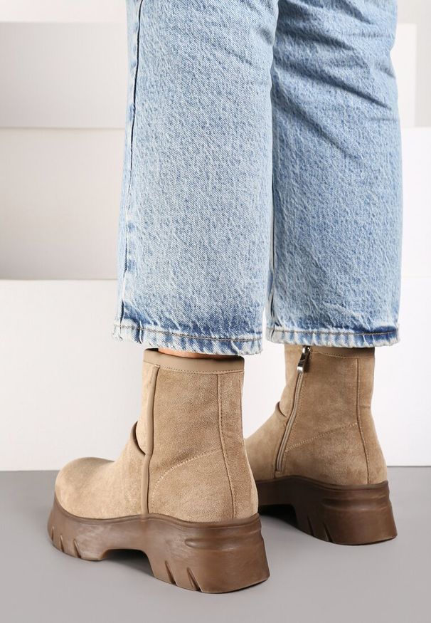 Renee - Ciemnobeżowe Ekozamszowe Botki na Grubej Podeszwie Cinzina. Okazja: na co dzień. Kolor: beżowy. Materiał: dzianina, jeans. Styl: elegancki, casual