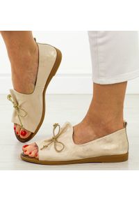 Złote skórzane płaskie sandały damskie Cambell 19388. Okazja: na co dzień. Kolor: złoty. Materiał: skóra. Sezon: wiosna, lato. Styl: casual, elegancki, klasyczny #1