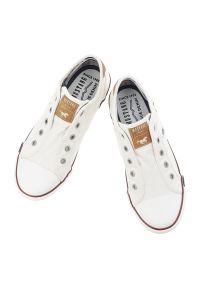 Trampki damskie Mustang, cholewka z materiału wsuwana konstrukcja z elastycznymi wstawkami klasyczna forma niska podeszwa zapewniająca komfort na co. Okazja: na spacer, na co dzień. Kolor: biały. Materiał: materiał. Szerokość cholewki: normalna. Styl: klasyczny #7