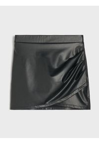 Sinsay - Spódnica mini z imitacji skóry - czarny. Kolor: czarny. Materiał: skóra #1