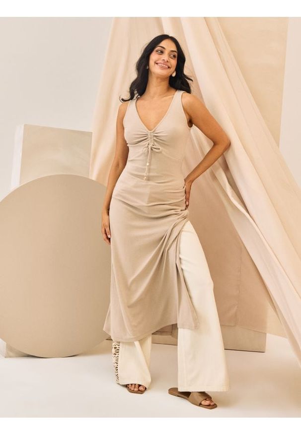 Sinsay - Dzianinowa sukienka midi z wiskozą - beżowy. Kolor: beżowy. Materiał: dzianina, wiskoza. Długość: midi