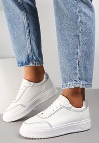Renee - Biało-Srebrne Sneakersy Oreithoreia. Okazja: na co dzień. Zapięcie: sznurówki. Kolor: biały. Materiał: jeans. Szerokość cholewki: normalna. Wzór: aplikacja. Sezon: lato #3