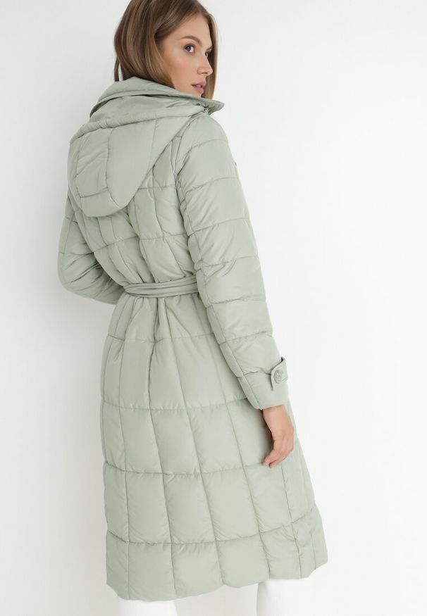 Born2be - Jasnozielona Kurtka Pikowana z Paskiem Gutdat. Okazja: na co dzień. Kolor: zielony. Materiał: materiał. Długość rękawa: długi rękaw. Długość: długie. Sezon: zima. Styl: casual