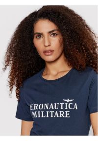 Granatowy t-shirt z napisem Aeronautica Militare. Kolor: niebieski. Materiał: bawełna. Wzór: napisy #1