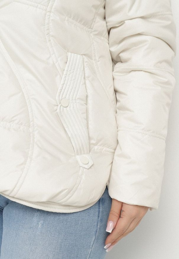 Born2be - Jasnobeżowa Pikowana Kurtka z Odpinanym Kapturem i Kieszeniami Vilbia. Okazja: na co dzień, na spacer. Kolekcja: plus size. Kolor: beżowy. Materiał: jeans, poliester. Styl: sportowy, elegancki, casual