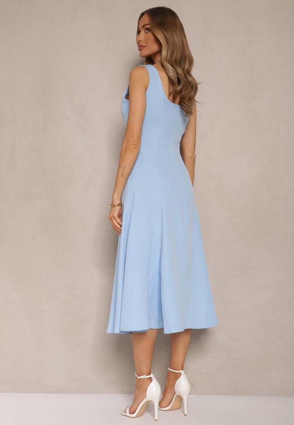 Renee - Niebieska Rozkloszowana Sukienka w Klasycznym Stylu Deslene. Typ kołnierza: dekolt kwadratowy. Kolor: niebieski. Typ sukienki: proste. Styl: klasyczny