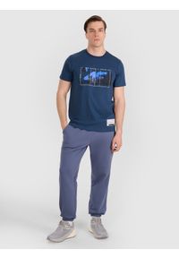 4f - 4F T-shirt regular z nadrukiem siatkarskim męski - granatowy 3XL. Okazja: na co dzień, do domu. Kolor: niebieski. Materiał: bawełna, jersey, materiał. Wzór: nadruk. Styl: sportowy, klasyczny, casual