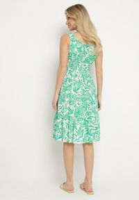 Born2be - Zielona Bawełniana Sukienka Rozkloszowana Ozdobiona Guzikami Lisavena. Okazja: na co dzień. Kolor: zielony. Materiał: bawełna. Wzór: aplikacja. Typ sukienki: rozkloszowane. Styl: casual, elegancki #4