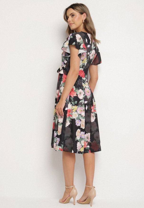 Born2be - Czarna Kwiatowa Sukienka z Kopertowym Dekoltem Atorina. Okazja: na co dzień, do pracy, na spotkanie biznesowe. Typ kołnierza: dekolt kopertowy. Kolor: czarny. Wzór: kwiaty. Typ sukienki: kopertowe. Styl: biznesowy, casual