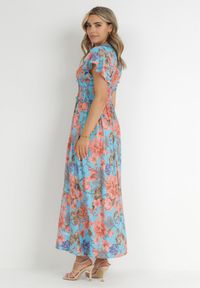Born2be - Niebieska Sukienka Maxi w Kwiaty z Gumką w Pasie Shepes. Typ kołnierza: dekolt kopertowy. Kolor: niebieski. Materiał: tkanina, wiskoza. Wzór: kwiaty. Typ sukienki: kopertowe. Długość: maxi